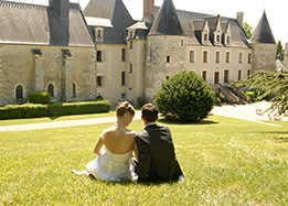 Romance in the air - Reignac castle romantic couple reignac castle loire valley